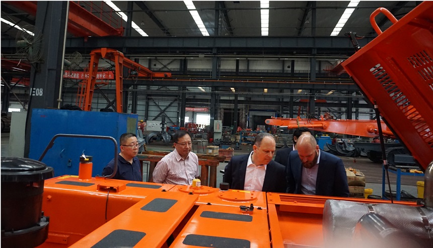 邦立重機(jī)外商參觀(guān).jpg