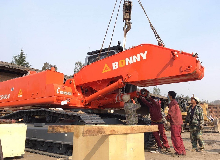 挖掘機(jī)安裝.jpg 挖掘機(jī)安裝.jpg