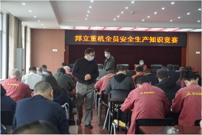 挖掘機(jī)、抓料機(jī)、抓鋼機(jī)、報廢汽車拆解機(jī)安全生產(chǎn)知識競答.jpg